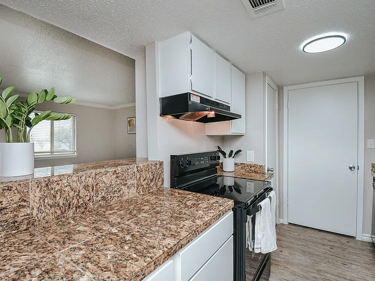 Parkwood Apartments — Photo 35