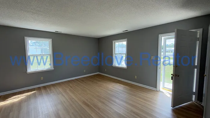 3 bed, 1.0 bath, 995 sqft, $1,000 — Photo 2