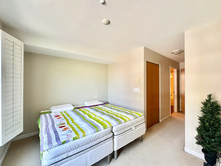 2688 Vine St — Photo 16