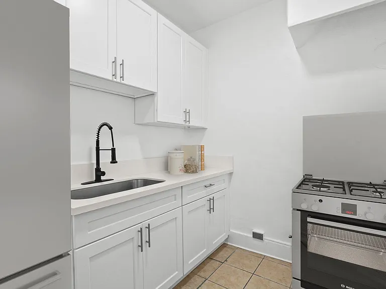 1346 W 4th St — Photo 9