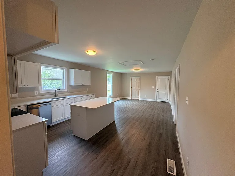 401 Franklin Ave — Photo 6