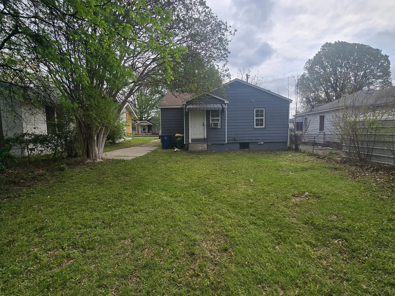 Charming Blue Retreat ? Bright 3 Bed, 1 Bath Single-Story Home — Photo 3