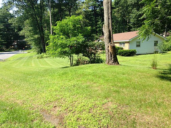 4th image of 11 Pinewood Dr