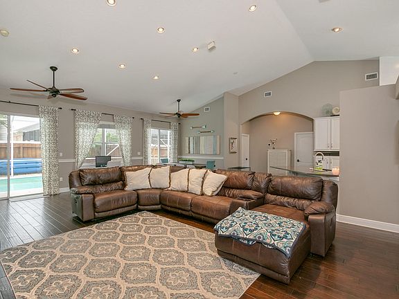 3rd image of 5957 Arlington Cir