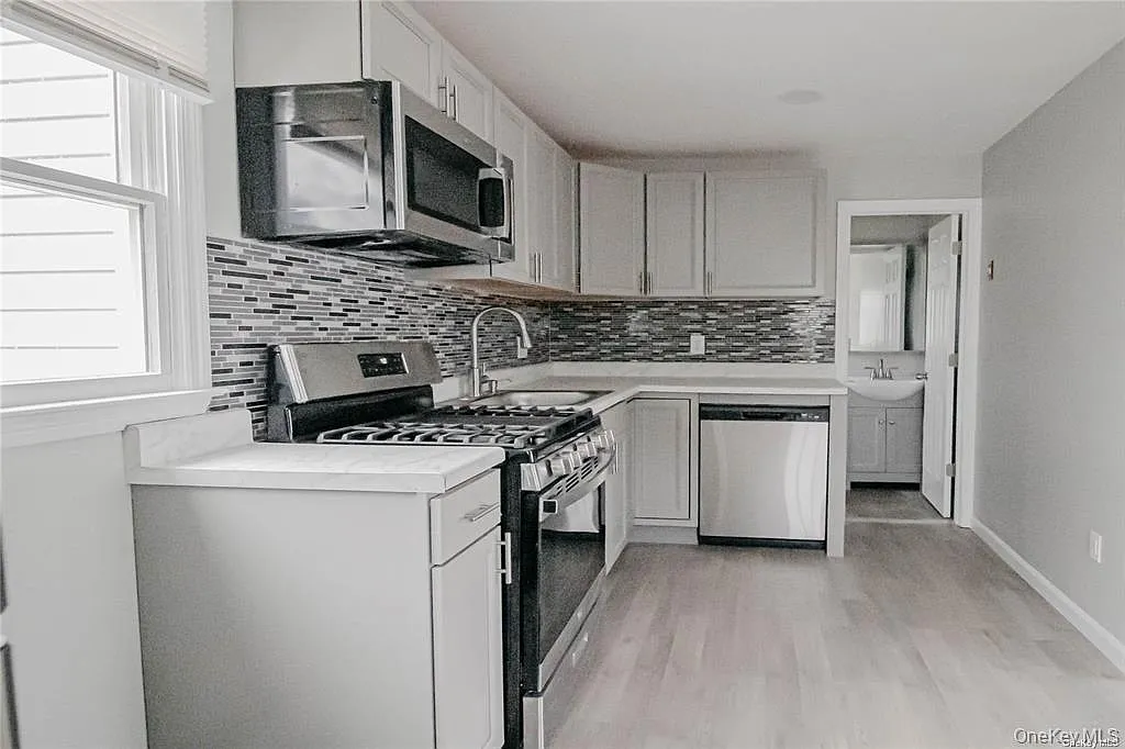 3 bed, 2.0 bath, 1120 sqft, $4,200 — Photo 3