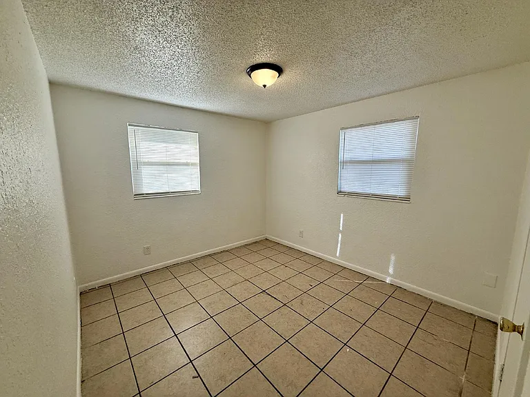 2540 W 25th St — Photo 7
