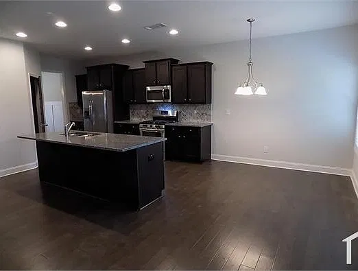 5 bed, 3162 sqft, $3,498 — Photo 4
