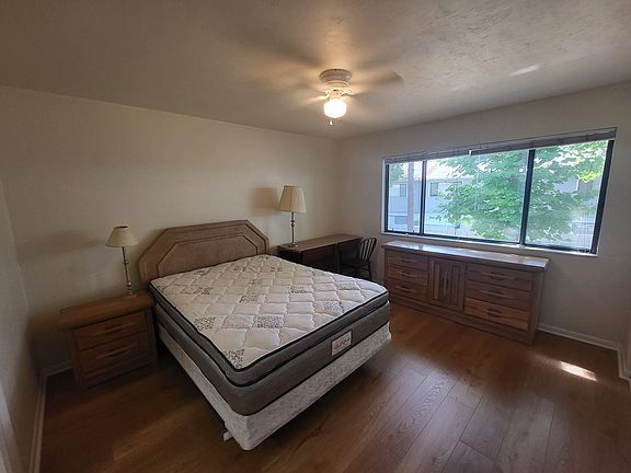 Bedroom 1 - Queen Bed