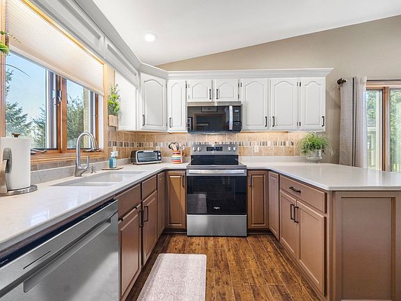 3rd image of 1051 N Wuthering Hills Dr