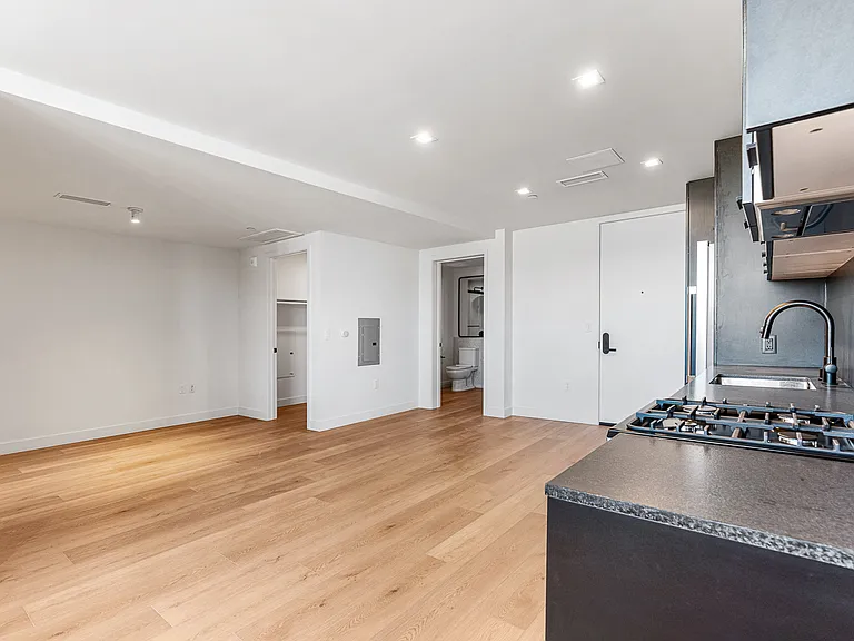 Venue Residences — Photo 61