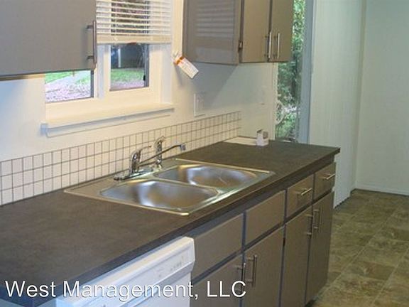 3rd image of 121 NE Hearthwood Blvd #D