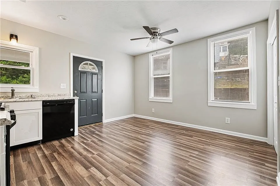 2 bed, 1098 sqft, $1,395 — Photo 2