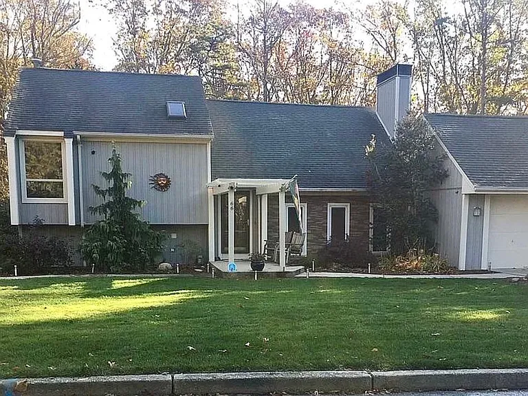 66 Newcastle Dr — Photo 1