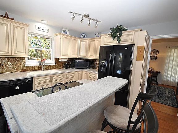 3rd image of 14 Frankies Ln