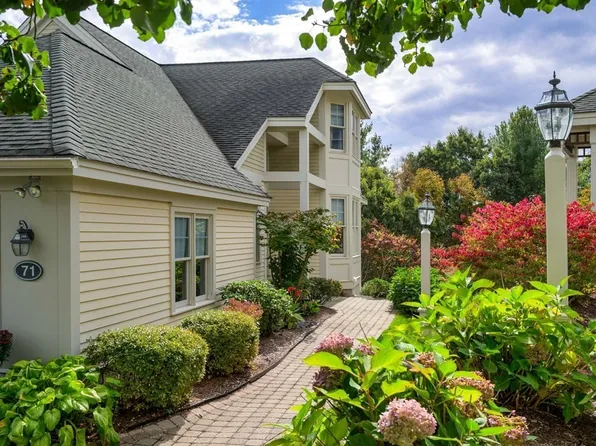 71 Carriage Hill Cir, Southborough, MA 01772