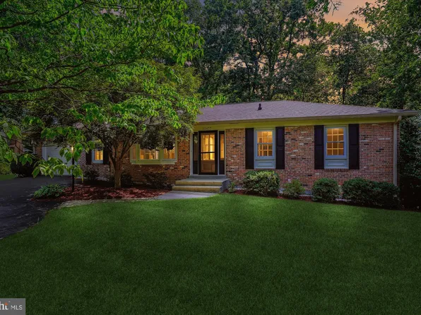 12477 Hedges Run Dr, Woodbridge, VA 22192