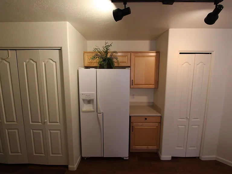 1897 W Camelot Dr — Photo 12