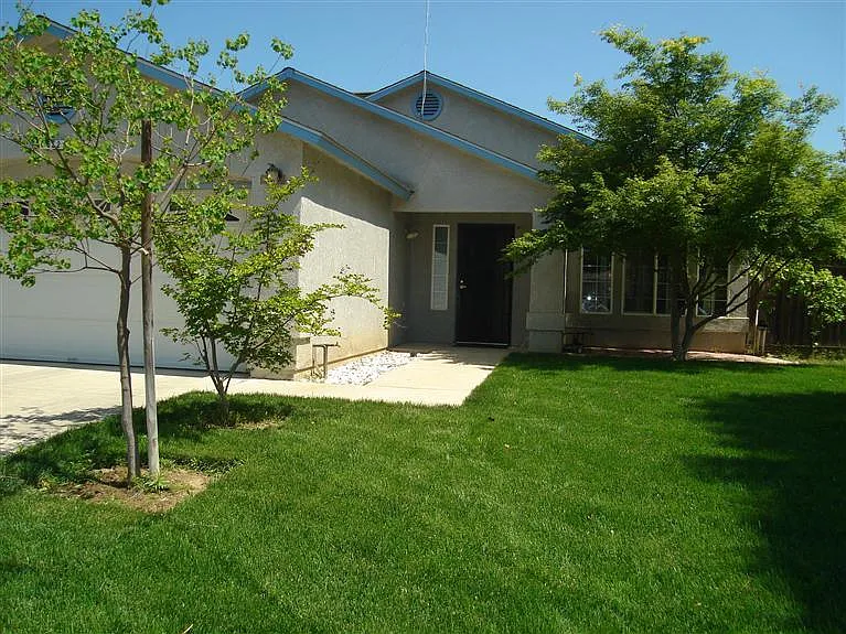 532 Morton Ave photo 1
