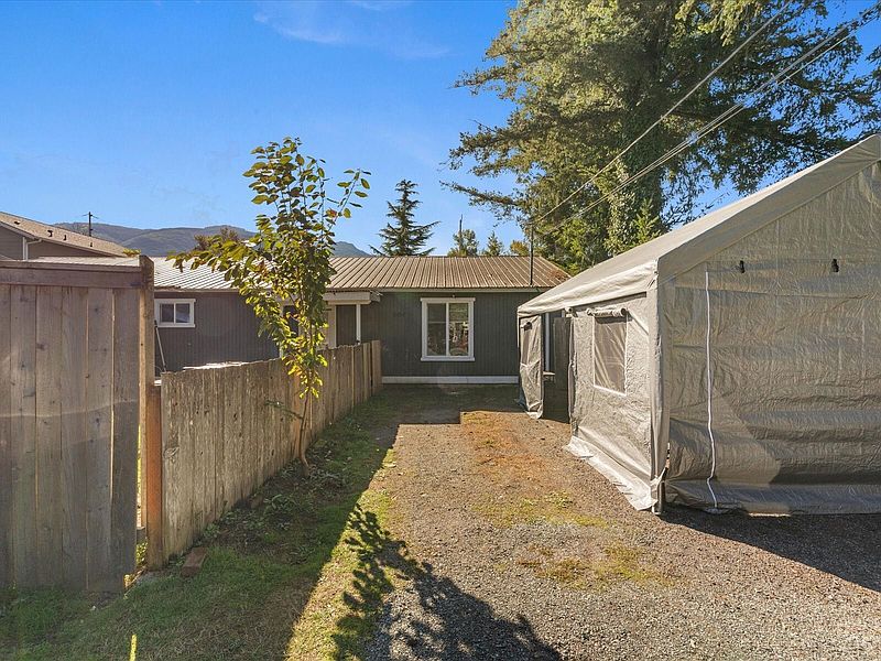 4th image of 604 Orchard Avenue