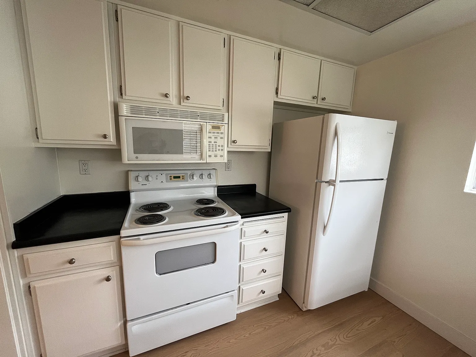 2 bed, 951 sqft, $3,150 — Photo 2