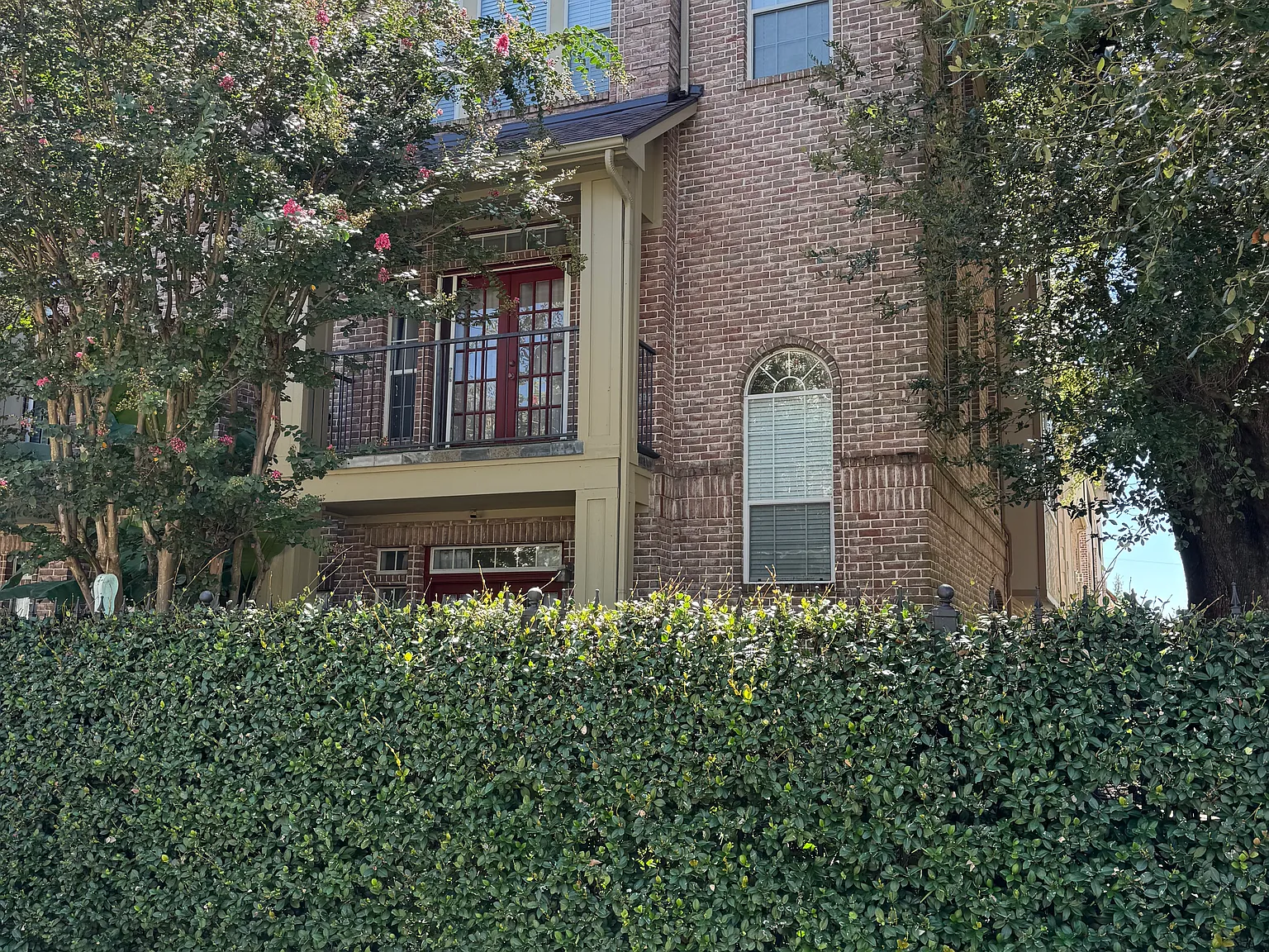 3 bed, 2.5 bath, 2275 sqft, $3,650 — Photo 2
