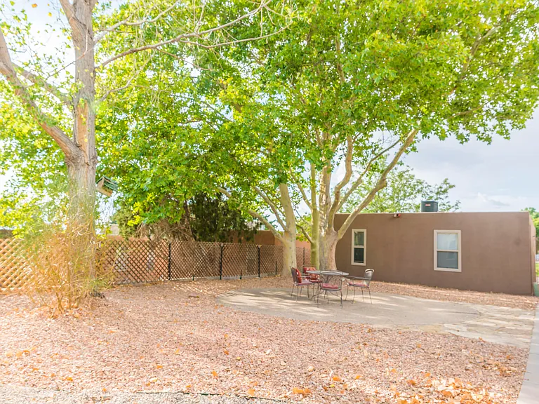 Beautiful 2 Bedroom Casita w/ Yard in Gated NE Heights Compound — Photo 5