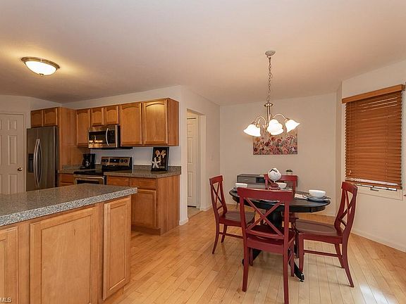 3rd image of 50 Riverview Ct