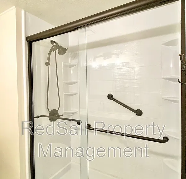 725 Chatsworth Dr — Photo 16