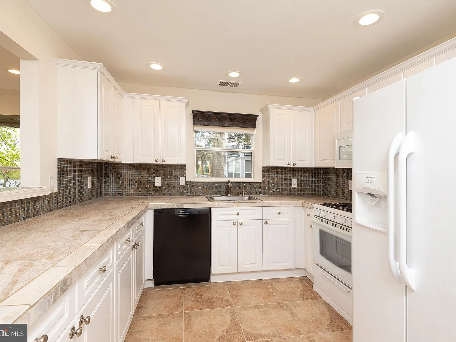 Lakeshore Condo — Photo 2