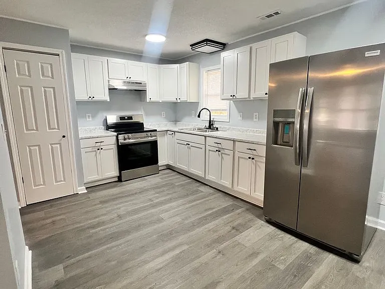 1329 Hunters Rd — Photo 6