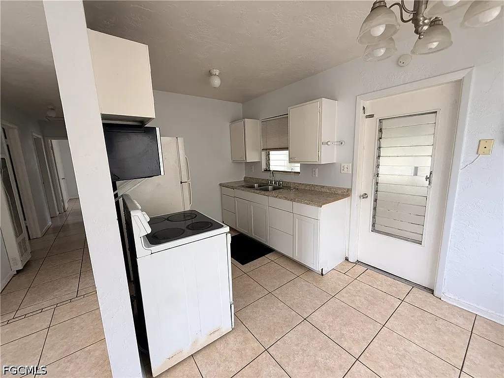 3 bed, 1.0 bath, 851 sqft, $1,200 — Photo 4