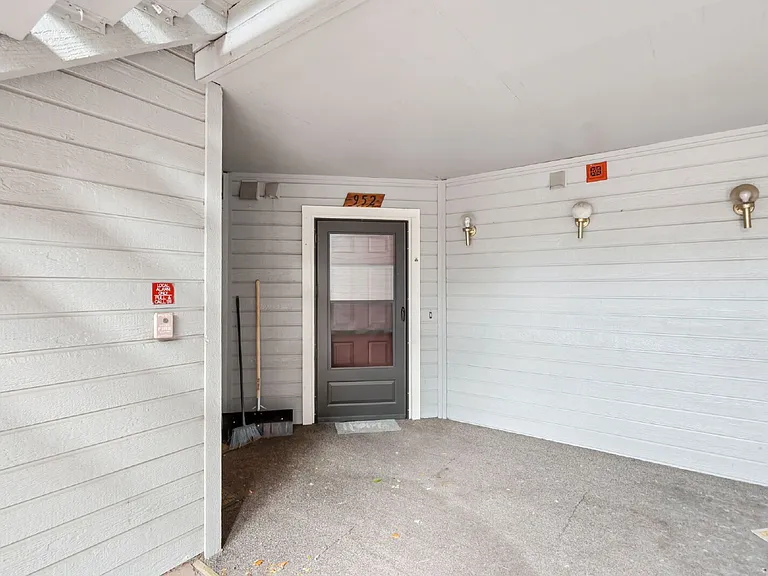 952 Acapulco Ct — Photo 3