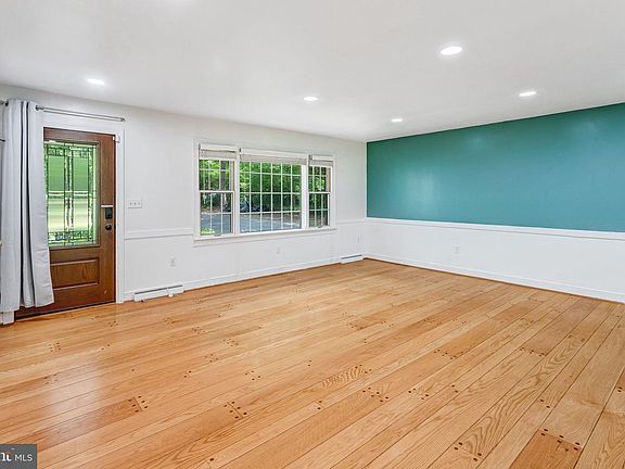 4th image of 18355 Sharon Rd