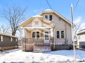 4037 W Fairmount Ave, Milwaukee, WI
