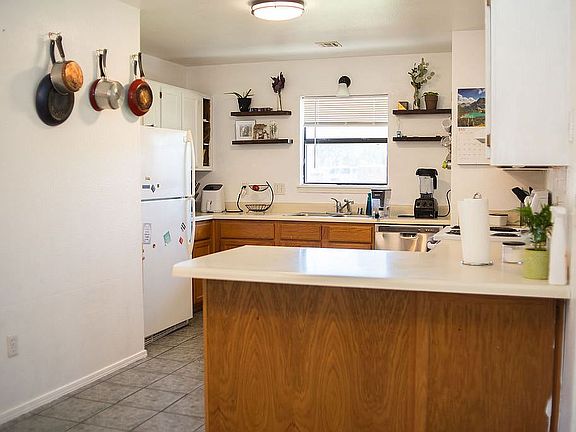 4th image of 2905 NE 6th St