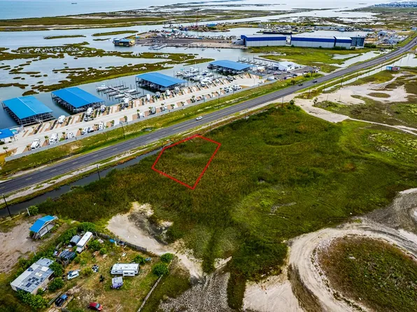 2128 S Doughty St, Rockport, TX 78382