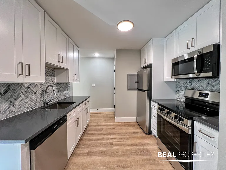 452 W Oakdale — Photo 28