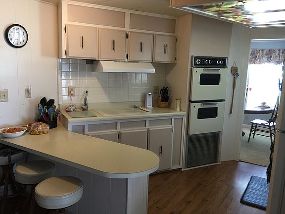 5th image of 301 NE Moonstone Dr