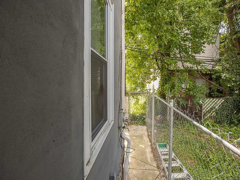 574 E Herman St — Photo 23