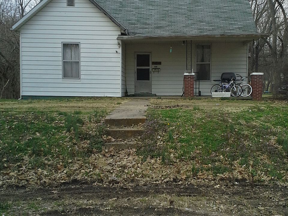 1st image of 207 Center St