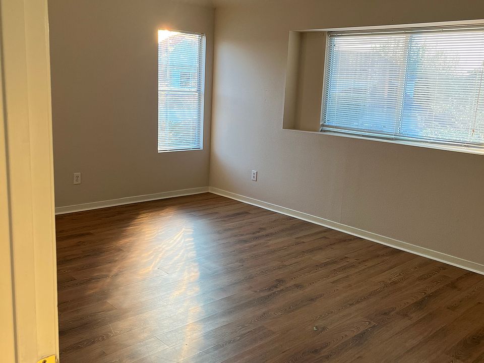 private master room 15x17 155 sq ft upstairs