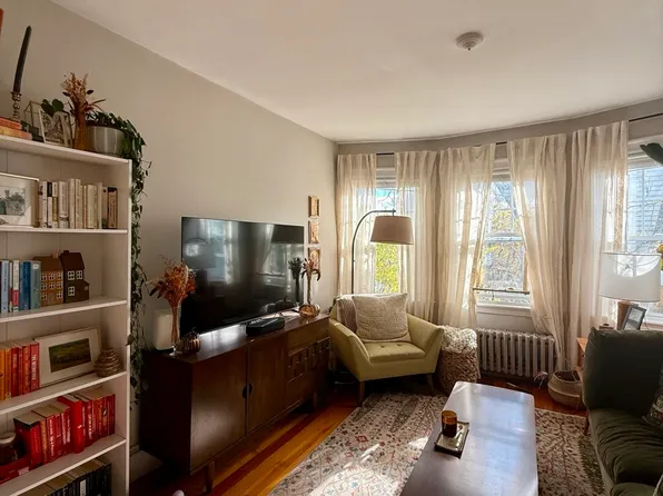 9 Eustis St APT 3L, Cambridge, MA 02140