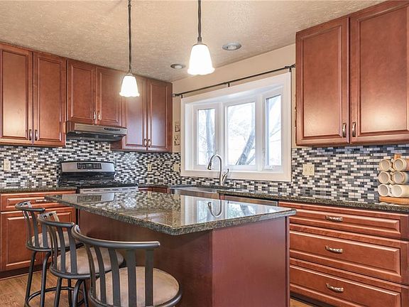 4th image of 19844 Wildwood Ln