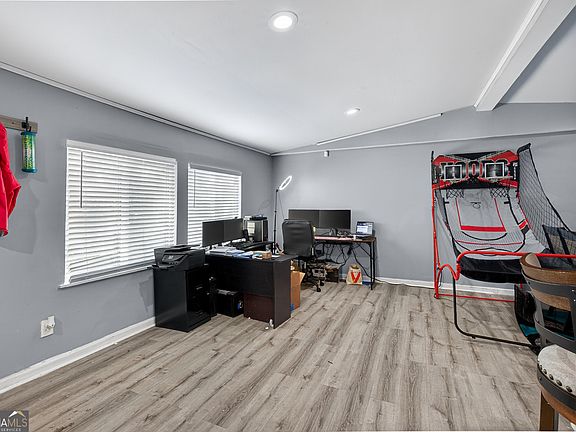 4th image of 32 Woods Dr