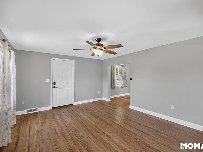 442 Westshire Dr — Photo 7