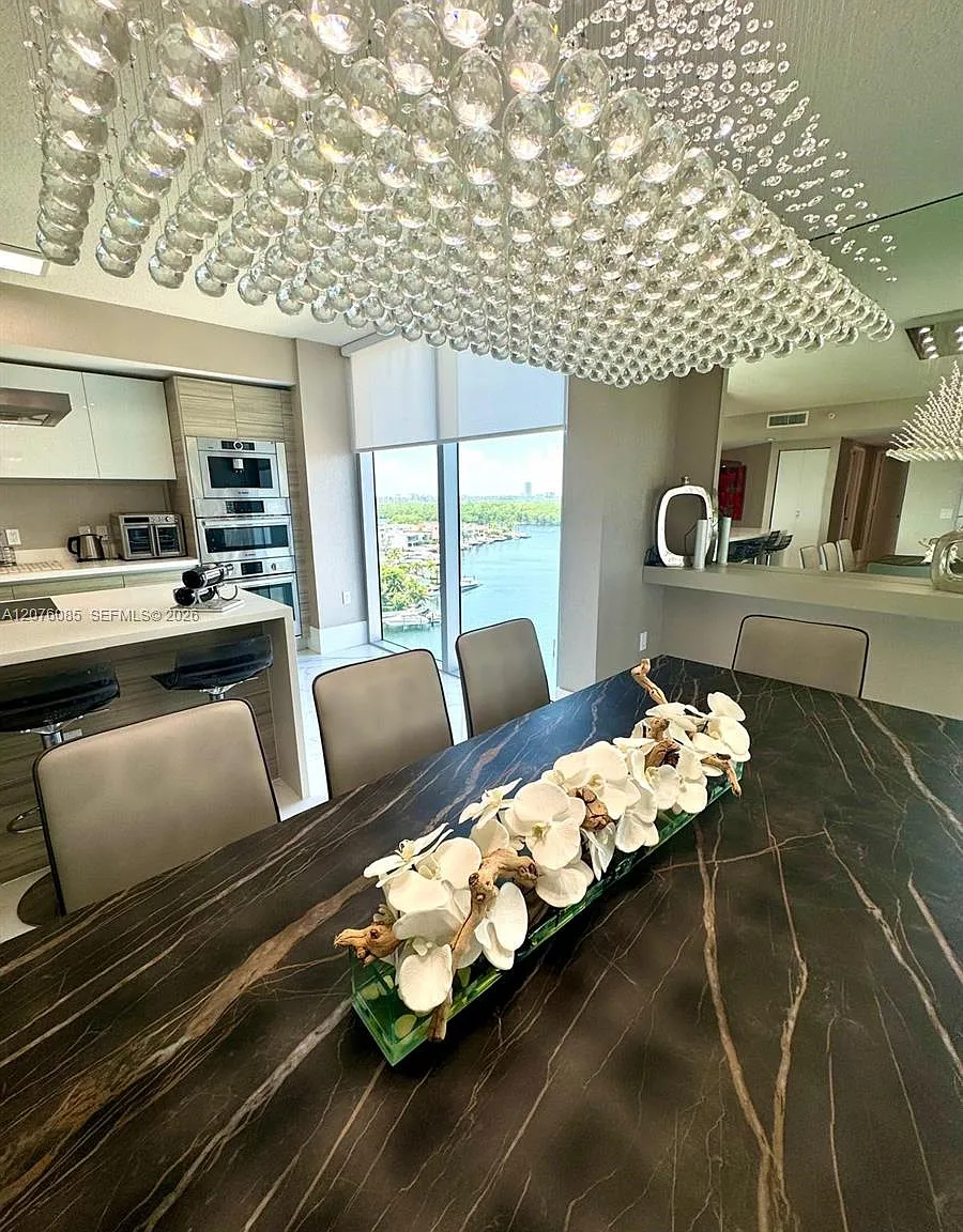 Parque Towers Condo — Photo 1