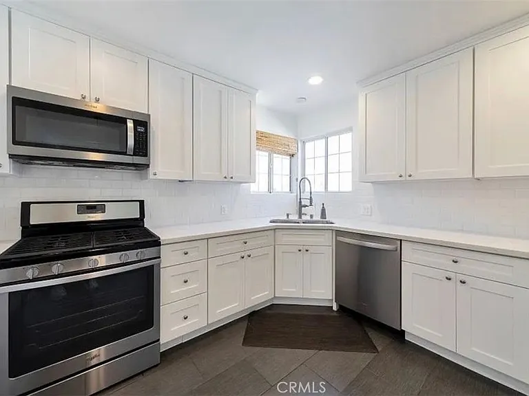 11613 Haynes St — Photo 4