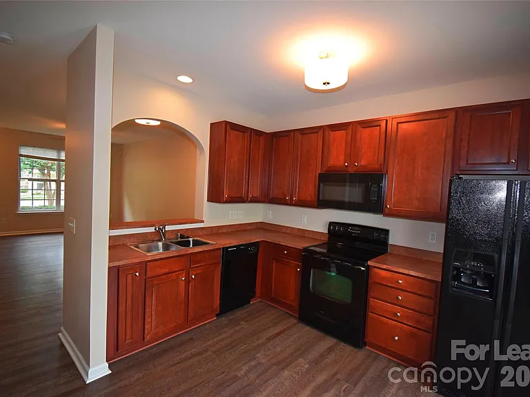 1077 Woodglen Ln — Photo 4
