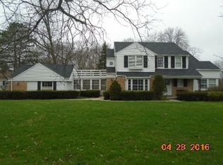 8305 N Regent Rd, Fox Pt, WI 53217