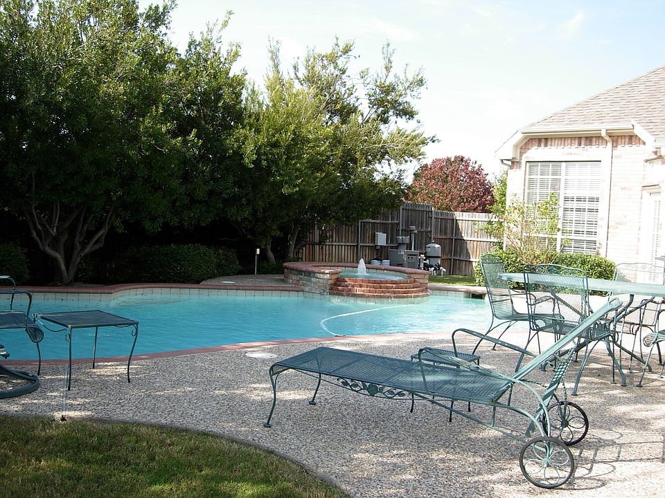 Beautiful play pool w/spa in very private back yard